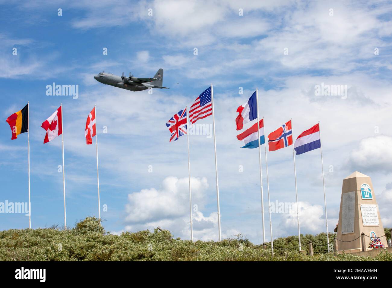 Un Hercules C-130 survole une cérémonie du jour J à Utah Beach, en France, au 6 juin 2022, en l'honneur des soldats tombés des divisions d'infanterie 4th et 90th. Sur 6 juin 1944, plus de 150 000 soldats des forces alliées ont envahi la Normandie, en France, de la mer et de l'air. Environ 4 000 soldats ont perdu la vie et la bataille a changé le cours de la Seconde Guerre mondiale. (É.-U. Photographie de l'armée par le sergent d'état-major Alexander Skripnichuk) Banque D'Images