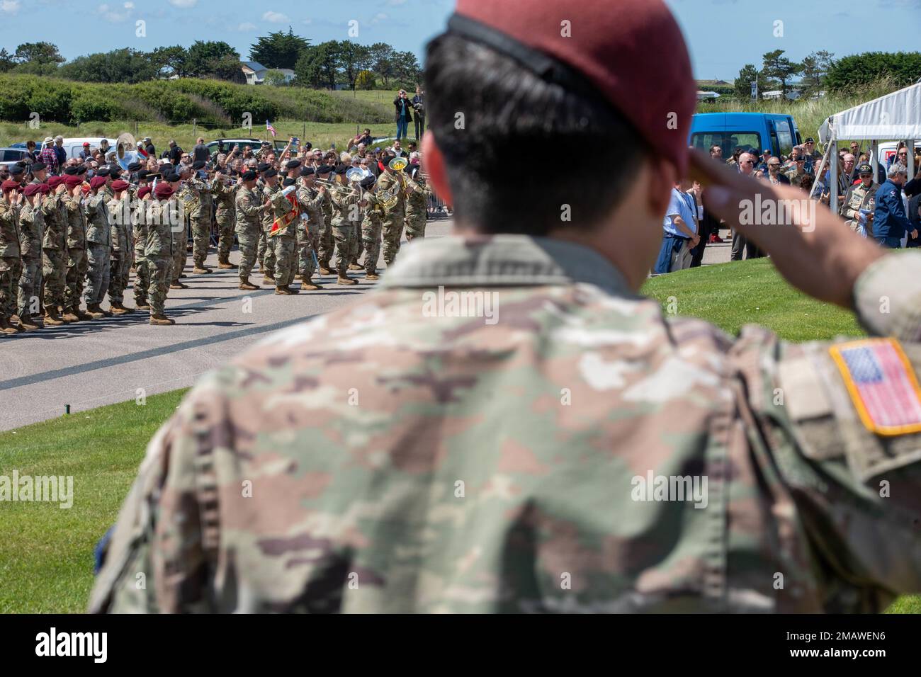 ÉTATS-UNIS Des soldats de l'armée avec la bande Europe de l'armée des États-Unis et Chorus et des parachutistes avec la Brigade aéroportée 173rd participent à une cérémonie du jour J à Utah Beach, en France, au 6 juin 2022, en l'honneur des réalisations de 4th soldats de la division d'infanterie et de 90th soldats de la division d'infanterie. Sur 6 juin 1944, plus de 150 000 soldats des forces alliées ont envahi la Normandie, en France, de la mer et de l'air. Environ 4 000 soldats ont perdu la vie et la bataille a changé le cours de la Seconde Guerre mondiale. (É.-U. Photographie de l'armée par le sergent d'état-major Alexander Skripnichuk) Banque D'Images