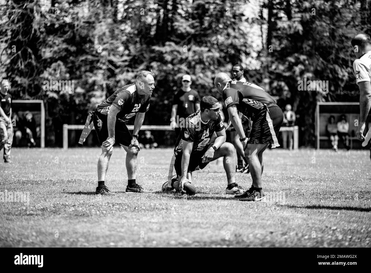 Les parachutistes affectés à la division aéroportée 82nd et à la division aéroportée 101st affrontent lors d'un match de football en Normandie, en France, au 6 juin 2022. Le 101st ABN. Div. A pris la tête dans la première moitié, mais l'ABN 82nd. Div. poussé au cours du trimestre 4th pour un score final de 40 à 32. Banque D'Images