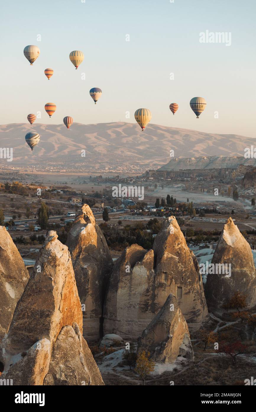 Göreme, Turquie - Paysage de montagne avec des ballons d'air chaud à Göreme, Cappadoce Banque D'Images