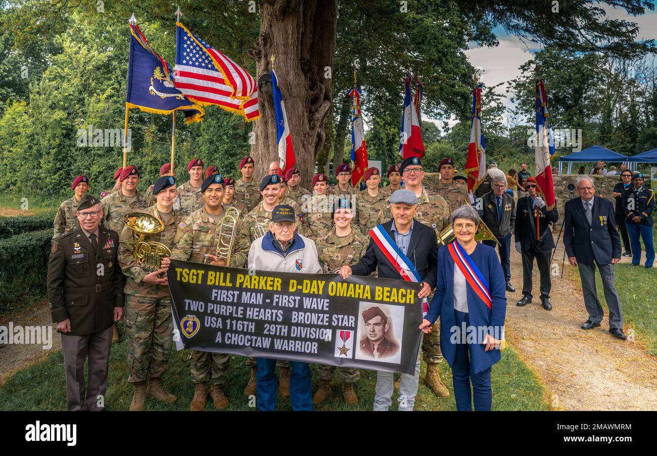 « Le sable a été tiré à environ trois pieds devant moi du feu de mitrailleuse. » - Tsgt. Bill Parker, États-Unis Armée, Omaha Beach, 1st Wave William « Bill » Parker est né en novembre 1924 à Torrance, en Californie. Parker a grandi à Tulsa, Oklahoma. Dès qu'il a 18 ans, l'armée l'a rédigé, mais comme Bill était toujours au lycée, son père a pu retarder son service militaire jusqu'à son obtention de diplôme. Bill a servi avec la Division d'infanterie de 29th. Il a été affecté au peloton 3rd, Compagnie E, 2nd Bataillon de l'infanterie 116th. Juste avant 0700 sur 6 juin 1944, il a tiré d'un bateau d'atterrissage Banque D'Images