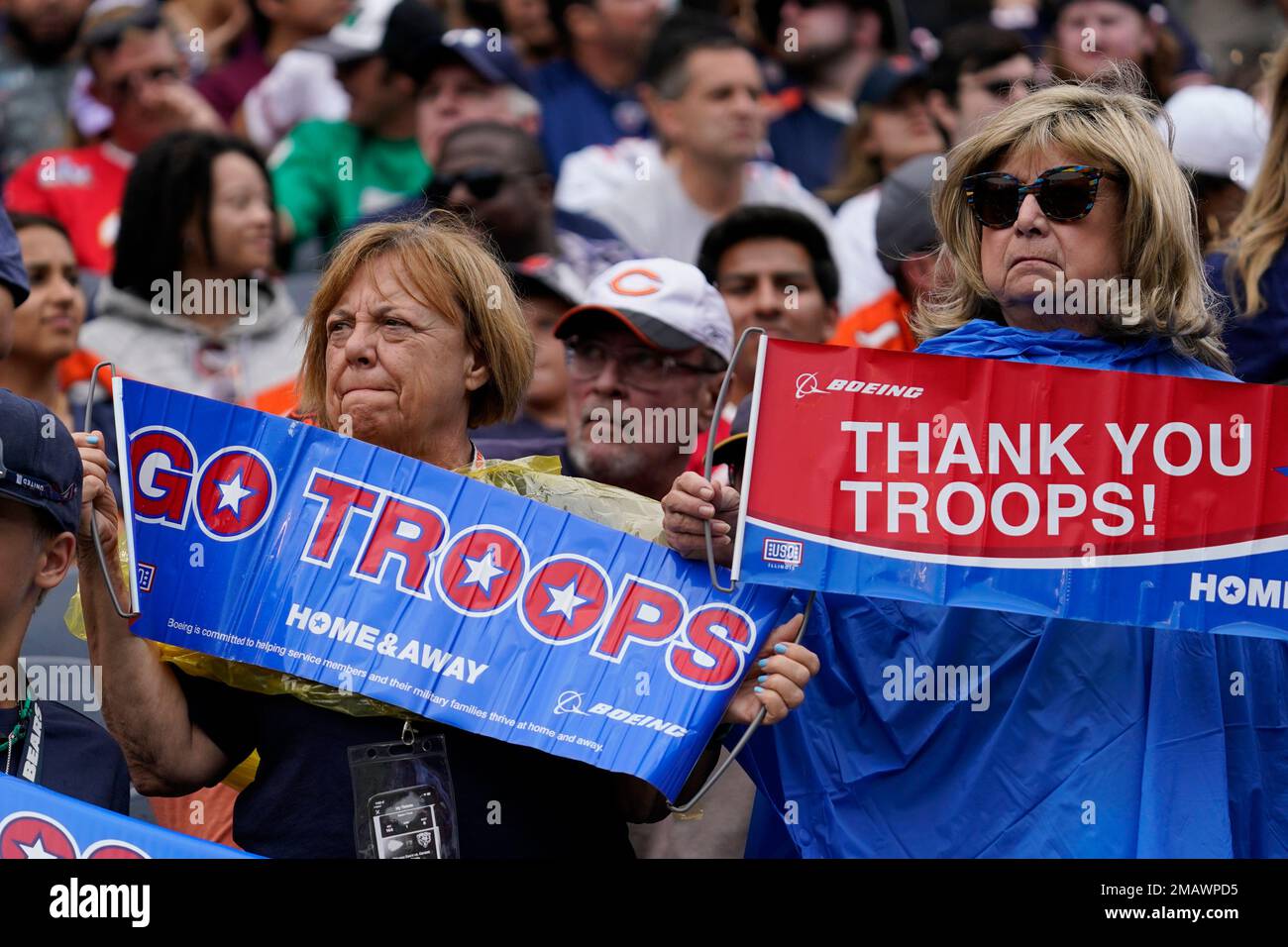 Chicago Bears fans show their support for the military during the second half of an NFL preseason football game against the Kansas City Chiefs Saturday, Aug. 13, 2022, in Chicago. (AP Photo/Nam Y. Huh) Banque D'Images