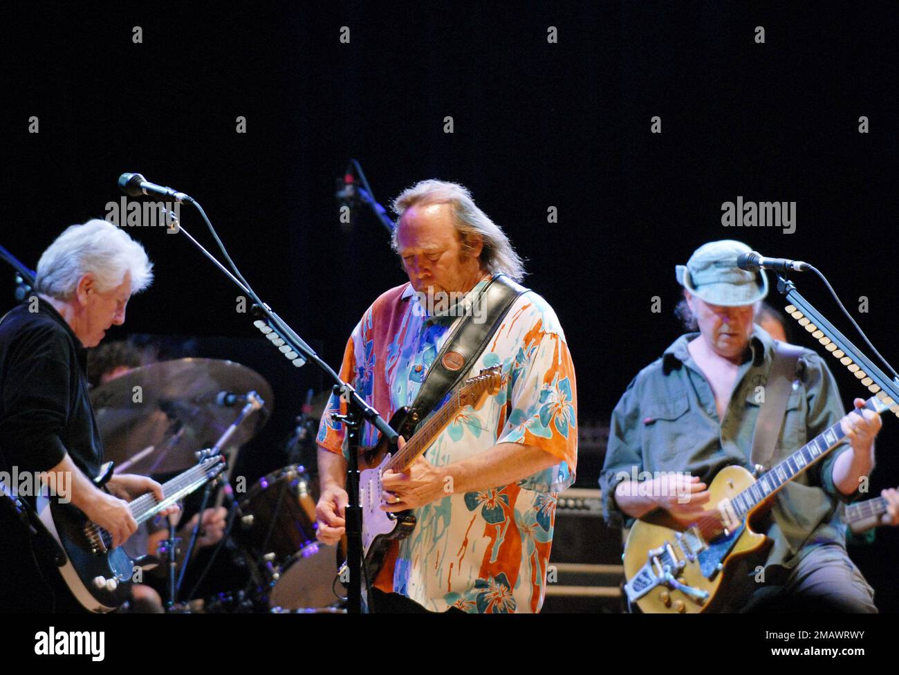 10 AOÛT : Graham Nash, Stephen Stills et Neil Young de Crosby, Stills, Nash et Young se sont produits lors de leur tournée Freedom of Speech au Philips Arena d'Atlanta, sur 10 août 2006. CRÉDIT : Chris McKay/MediaPunch Banque D'Images