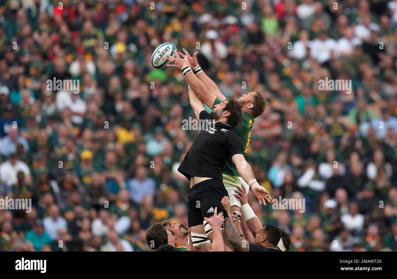 New Zealand's Sam Whitelock, left, and South Africa's Duane Vermeulen, right, jump for the ball during a line out for the Rugby Championship test between South Africa and New Zealand at Ellis Park Stadium in Johannesburg, South Africa, Saturday, Aug. 13, 2022. (AP Photo/Themba Hadebe) Banque D'Images