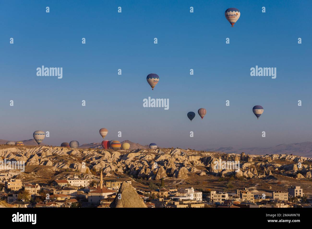 Göreme, Turquie - Paysage de montagne avec des ballons d'air chaud à Göreme, Cappadoce Banque D'Images