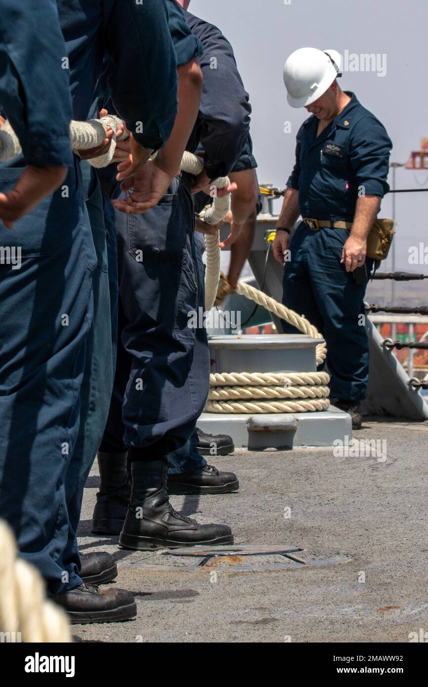 LES marins DE DJIBOUTI (6 juin 2022) gèrent des lignes d'amarrage pendant une évolution de mer et d'ancre à bord du navire de combat littoral USS Sioux City (LCS 11), 6 juin. Sioux City est déployée dans la zone d'opérations de la flotte américaine 5th afin d'assurer la sécurité et la stabilité maritimes dans la région du Moyen-Orient. Banque D'Images