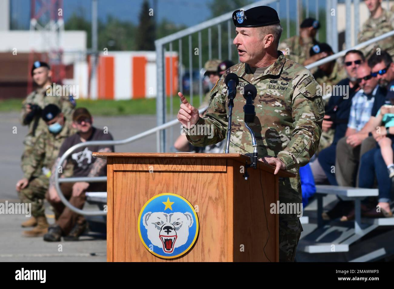 Le général James C. McConville, Chef d’état-major de l’Armée de terre, parle lors de la cérémonie d’activation de la division aéroportée de 11th, 6 juin 2022, à l’aérodrome de l’Armée de terre de Ladd, à fort Wainwright, en Alaska. (Photo de l'armée/John Pennell) Banque D'Images