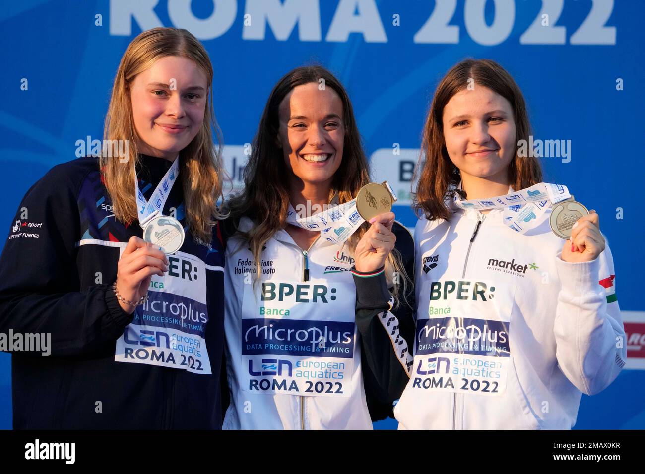 From left, second placed Britain's Katie Shanahan, first placed Italy's Margherita Panziera and third placed Third placed Hungary's Dora Molnar celebrate at the end of the women's 200m backstroke final at the European swimming championships, in Rome, Friday, Aug. 12, 2022. (AP Photo/Andrew Medichini) Banque D'Images