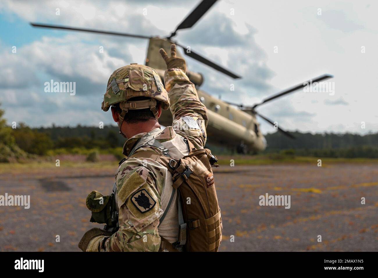 Soldats affectés à la Compagnie Apex, 63rd Expeditionary signal Battalion, 35th signal corps Brigade en partenariat avec des soldats de la Brigade de l'aviation de combat 3rd pour insérer deux radios terrestres de ligne de vue de transmission (TRILOS) sur 7 juin 2022. Au cours de leur entraînement, les soldats de la compagnie Apex ont effectué des validations de peloton sur les nœuds du poste de commandement (CPN), les nœuds du réseau conjoint (JNN) et TRILOS pour tester leurs communications de signaux expéditionnaires et soutenir plus avant XVIII Airborne corps et tous ses systèmes de commandement de mission. (É.-U. Photos de l'armée par Sgt. Maxine Baen) Banque D'Images