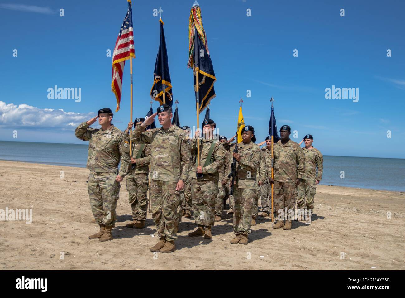 ÉTATS-UNIS Les soldats de l’armée affectés au 1st Bataillon, 8th Infantry Regiment, 4th Infantry Division rendent hommage sur la côte d’Utah Beach en l’honneur du patrimoine de l’unité, 6 juin 2022, lors de la cérémonie commémorative de 78th à Utah Beach, Normandie, France. Le 4th Inf. Div. A attaqué la côte nord de la France sous l'emprise allemande pendant le débarquement en Normandie, atterrissant à Utah Beach. Le 8th Régiment d'infanterie du 4th Inf. Div. Prétendu être la première unité alliée de surface à frapper les plages de Normandie le jour J, 6 juin 1944, qui était il y a 78 ans. Banque D'Images ÉTATS-UNIS Les soldats de l’armée affectés au 1st Bataillon, 8th Infantry Regiment, 4th Infantry Division rendent hommage sur la côte d’Utah Beach en l’honneur du patrimoine de l’unité, 6 juin 2022, lors de la cérémonie commémorative de 78th à Utah Beach, Normandie, France. Le 4th Inf. Div. A attaqué la côte nord de la France sous l'emprise allemande pendant le débarquement en Normandie, atterrissant à Utah Beach. Le 8th Régiment d'infanterie du 4th Inf. Div. Prétendu être la première unité alliée de surface à frapper les plages de Normandie le jour J, 6 juin 1944, qui était il y a 78 ans. Banque D'Images