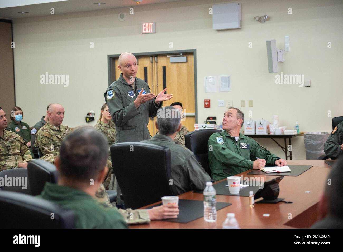 Le lieutenant-colonel Andrew Carlson, commandant de l'escadre d'attaque 107th, a présenté au général Heraldo Rodriguez, commandant des opérations aérospatiales de la Force aérienne brésilienne (COMAE), la mission et la fonction de l'escadron des opérations de soutien aérien (ASOS) 274th lors d'une visite de l'escadre d'attaque 174th, à la base de la Garde nationale aérienne Hancock Field, Syracuse NY sur 6 juin 2022. Rodriguez et son équipe se sont rendus dans le but de renforcer le partenariat entre LE NYANG et LE COMAE. Air National Guard photo par le principal Airman Daniel Meade Banque D'Images