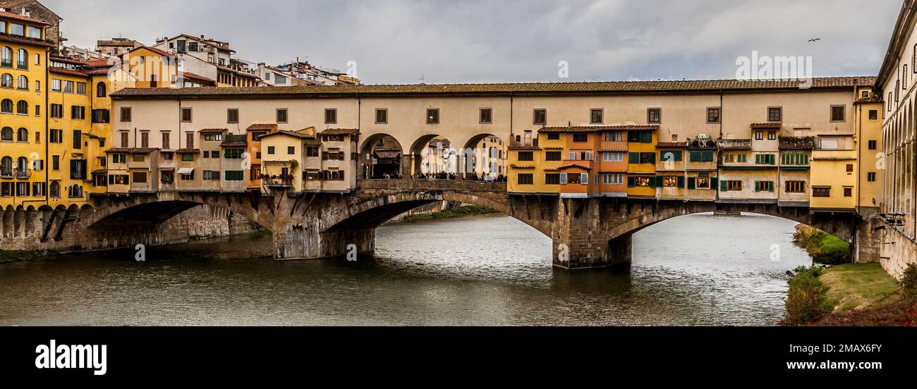 Ponte Vecchio (c.1345) pont traversant l'Arno, Florence. Banque D'Images