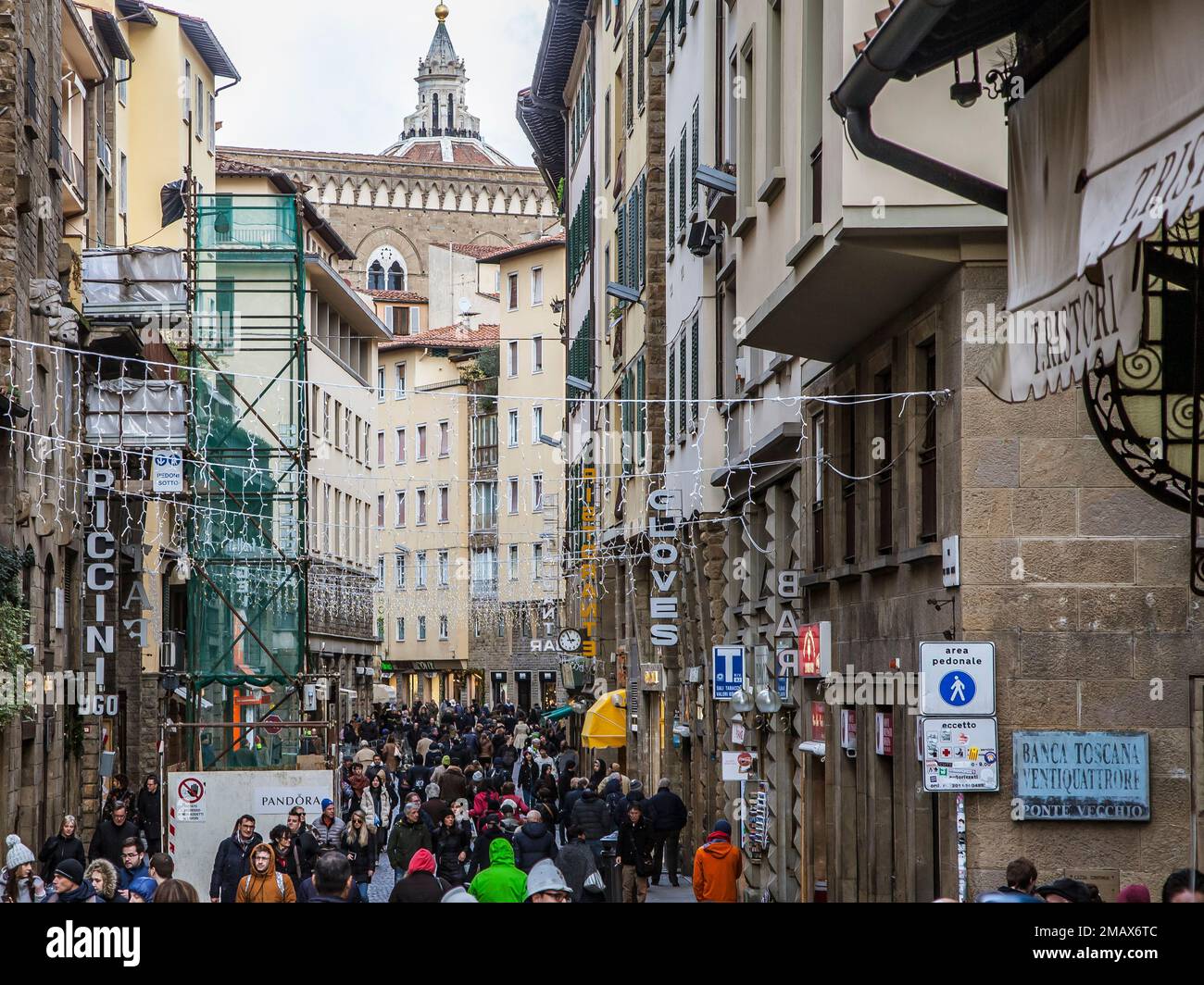 Vue au nord du Ponte Vecchio en haut de la via Por Santa Maria avec le dôme de Fillipo Brunelleschi qui couronne le Duomo de Florence au loin. Florence. Banque D'Images