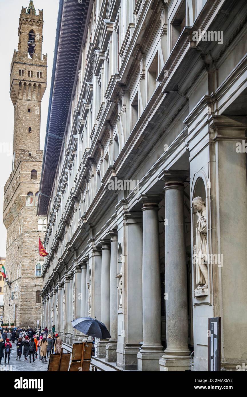 Tour de l'horloge (94m) du Palazzo Vecchio vue de la Galleria degli Uffizi. Banque D'Images
