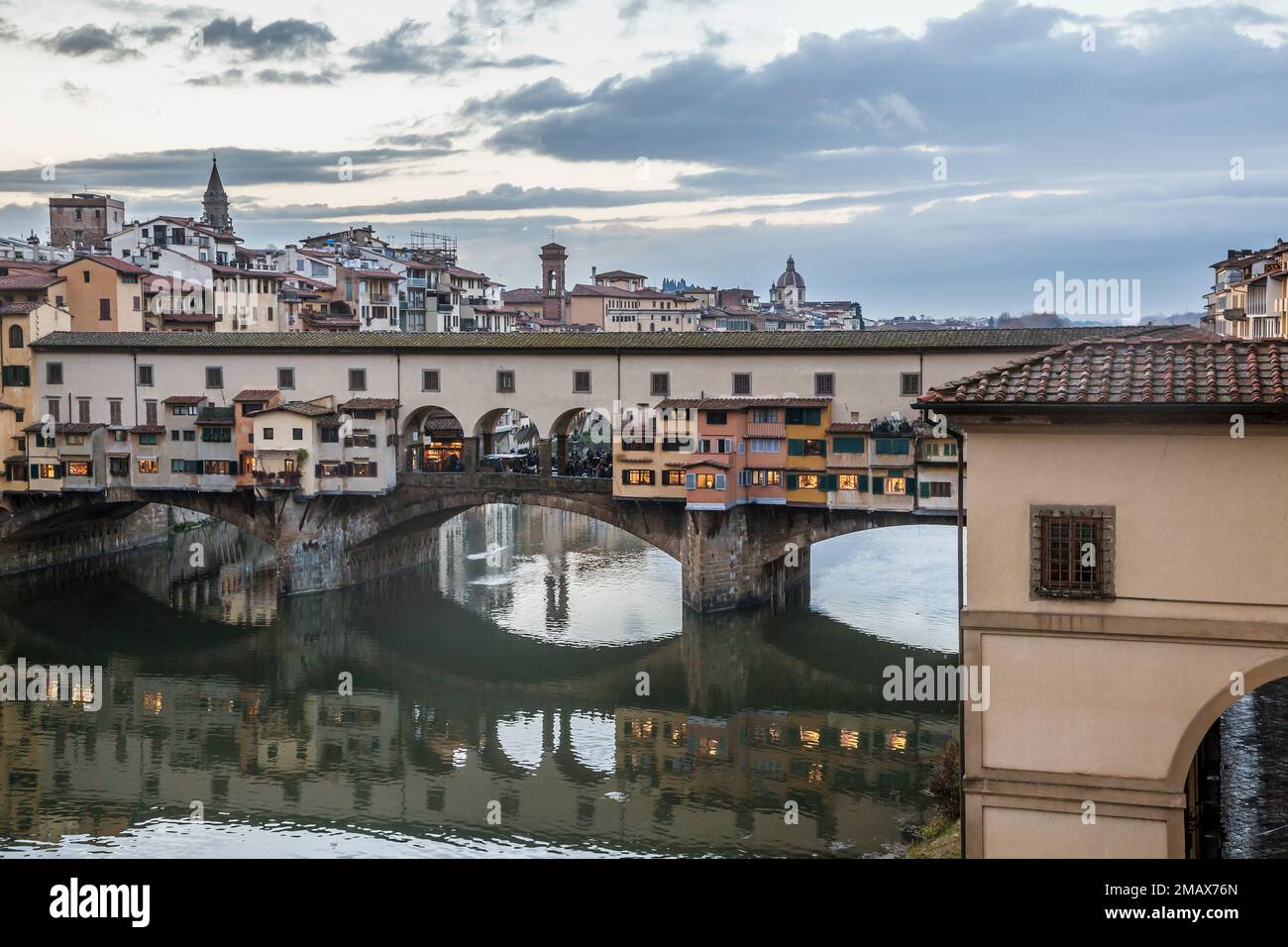 Ponte Vecchio (vers 1345) pont traversant l'Arno, Florence. Banque D'Images