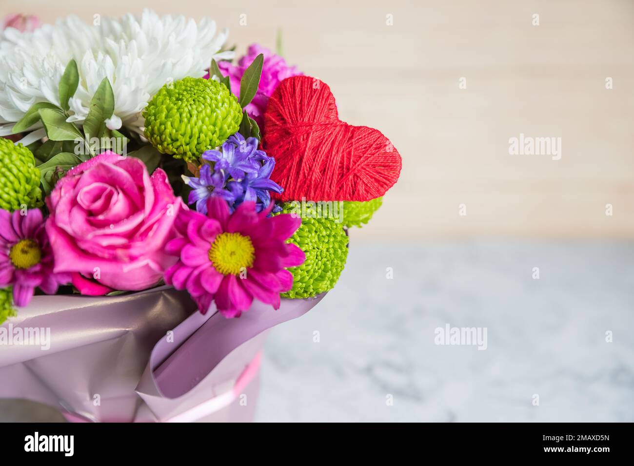 Bouquet de chrysanthème dans une boîte et coeur rouge sur le marbre background.card design pour carte de voeux, Saint-Valentin ou mères Day.declaration d'amour Banque D'Images