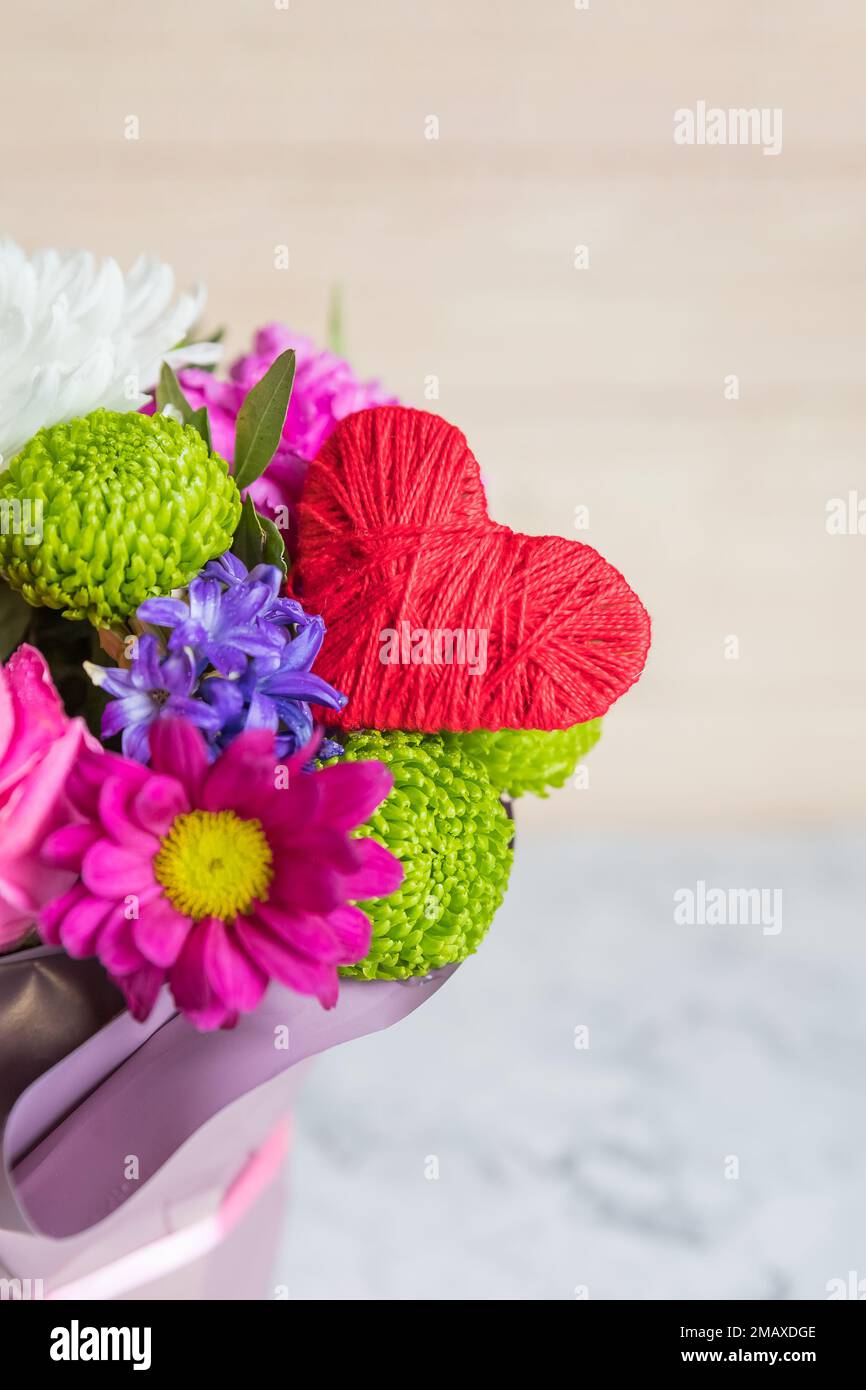 Bouquet de chrysanthème dans une boîte et coeur rouge sur le marbre background.card design pour carte de voeux, Saint-Valentin ou mères Day.declaration d'amour Banque D'Images
