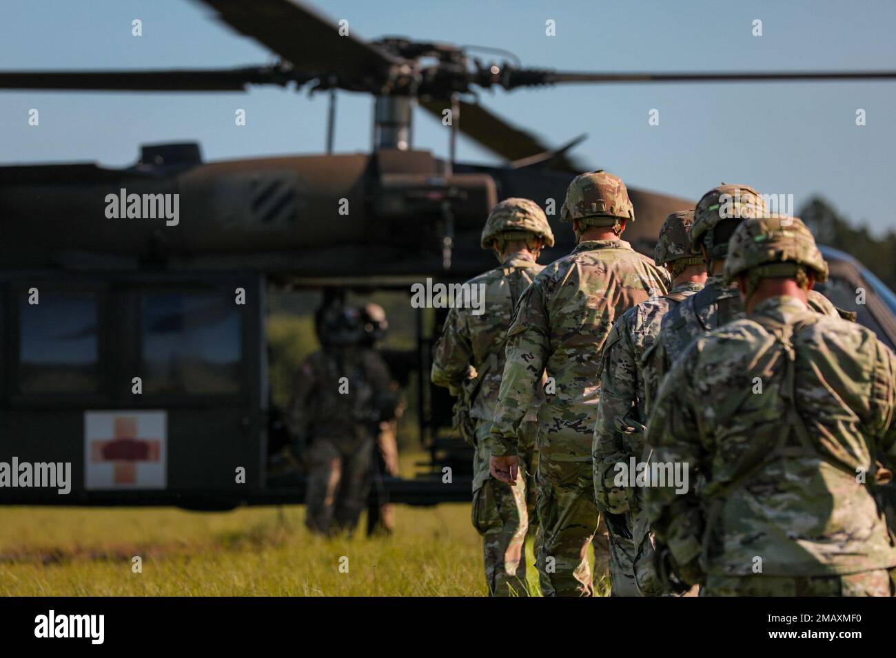 Soldats affectés à la Compagnie Apex, 63rd Expeditionary signal Battalion, 35th signal corps Brigade en partenariat avec des soldats de la Brigade de l'aviation de combat 3rd pour insérer deux radios terrestres de ligne de vue de transmission (TRILOS) sur 7 juin 2022. Au cours de leur entraînement, les soldats de la compagnie Apex ont effectué des validations de peloton sur les nœuds du poste de commandement (CPN), les nœuds du réseau conjoint (JNN) et TRILOS pour tester leurs communications de signaux expéditionnaires et soutenir plus avant XVIII Airborne corps et tous ses systèmes de commandement de mission. (É.-U. Photos de l'armée par Sgt. Maxine Baen) Banque D'Images