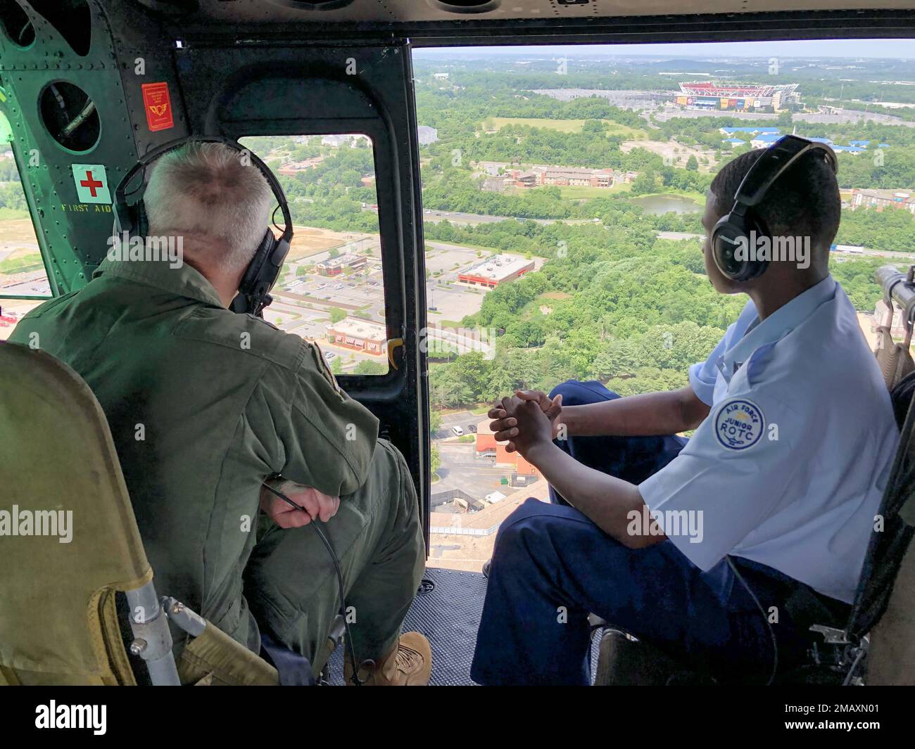 De gauche à droite, le major général Joel Jackson, commandant du district de la Force aérienne de Washington, et Caleb Smith, un étudiant de l'école secondaire Charles H. Flowers, regardent Washington, D.C., depuis un UH-1 Huey qui a volé par le 1st Escadron d'hélicoptères affecté hors de la base interarmées Andrews, MD 7 juin 2022. Smith a été reconnu pour ses réalisations universitaires et aéronautiques. Smith est le plus jeune pilote du pays à obtenir un permis de pilote de planeur privé et continue de poursuivre son permis de pilote privé. ÉTATS-UNIS Photo de la Force aérienne par Abigail Meyer Banque D'Images