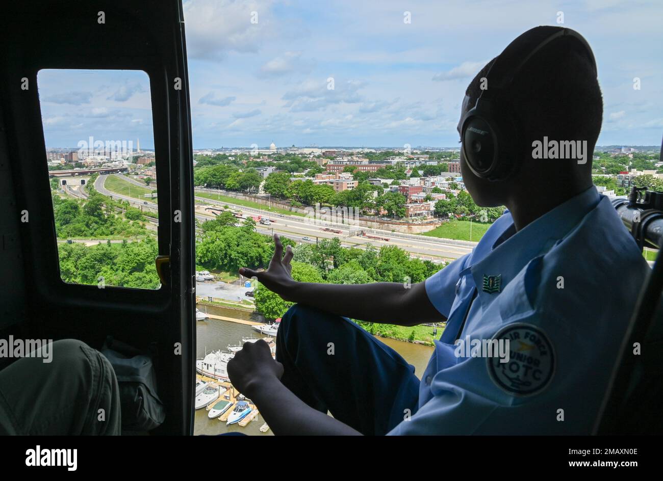 Caleb Smith, un étudiant de l'école secondaire Charles H. Flowers, regarde Washington, D.C., à partir d'un UH-1 Huey qui a volé par le 1st Escadron d'hélicoptères affecté de la base interarmées Andrews, Maryland, 7 juin 2022. Smith a été reconnu par l'AFDW pour ses réalisations universitaires et aéronautiques. Smith est le plus jeune pilote du pays à obtenir un permis de pilote de planeur privé et continue de poursuivre son permis de pilote privé. ÉTATS-UNIS Photo de la Force aérienne par Abigail Meyer Banque D'Images