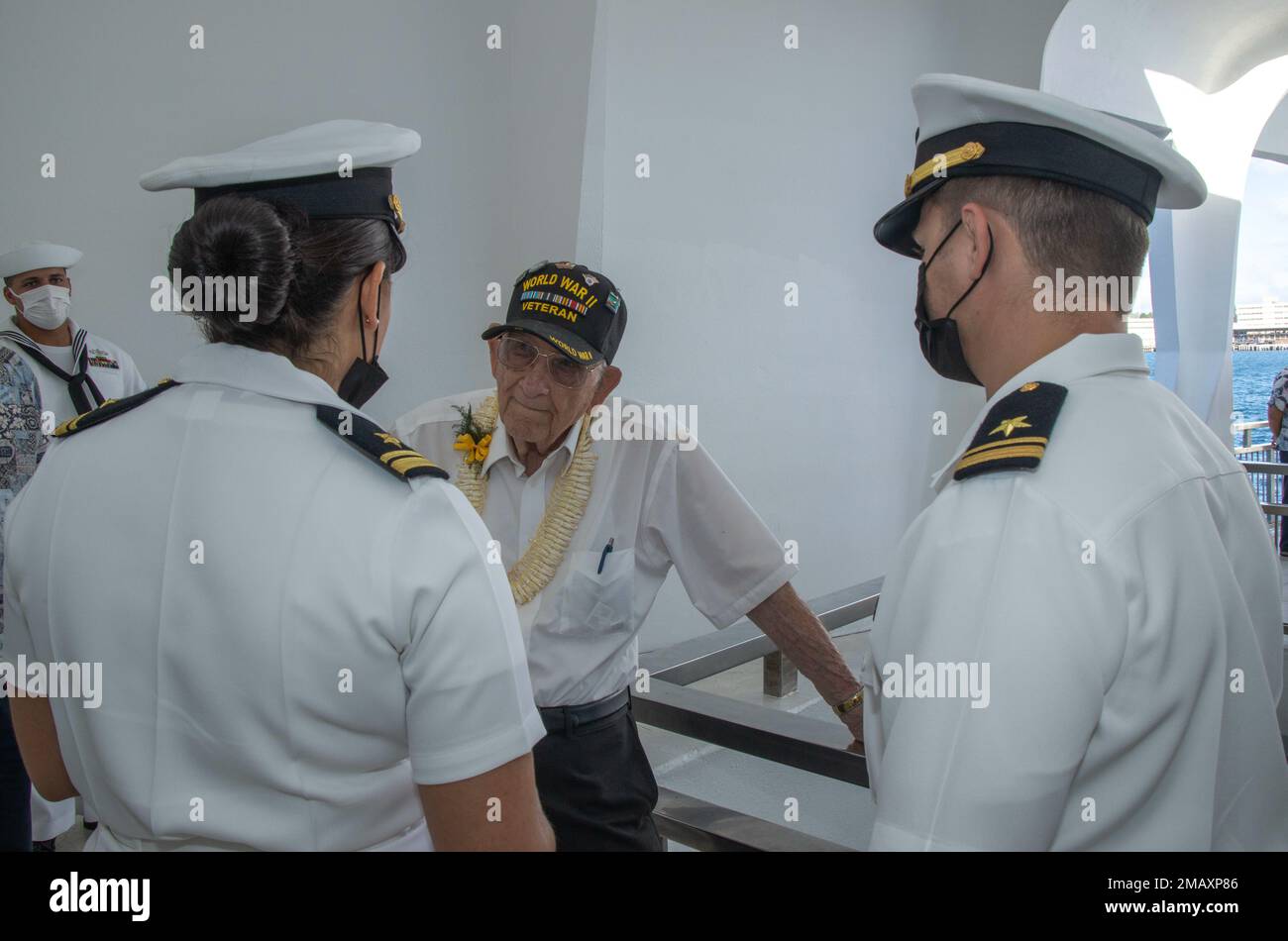 ÉTATS-UNIS Le maître de vaisseau 1st classe Julian Hodges, au centre, ancien combattant de la Seconde Guerre mondiale, parle aux marins de la marine américaine affectés à la région navale d'Hawaï lors d'une visite en bateau du Mémorial de l'USS Arizona à la base conjointe Pearl Harbor-Hickam, 7 juin 2022. La visite en bateau a eu lieu pour permettre aux Marines et aux marins de s'asseoir et d'avoir une discussion avec les deux anciens combattants. États-Unis Fish and Wildlife Service a établi un partenariat avec les États-Unis La Marine, le ministère des Affaires des anciens combattants, la Commission américaine des monuments de bataille et la réserve naturelle nationale des amis de l'atoll Midway pour rendre la visite en bateau possible. Banque D'Images