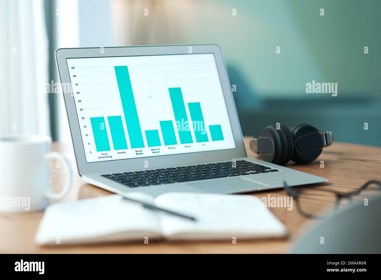 Examinez les résultats. Photo vide d'un ordinateur portable et d'un ordinateur portable sur une table à la maison. Banque D'Images