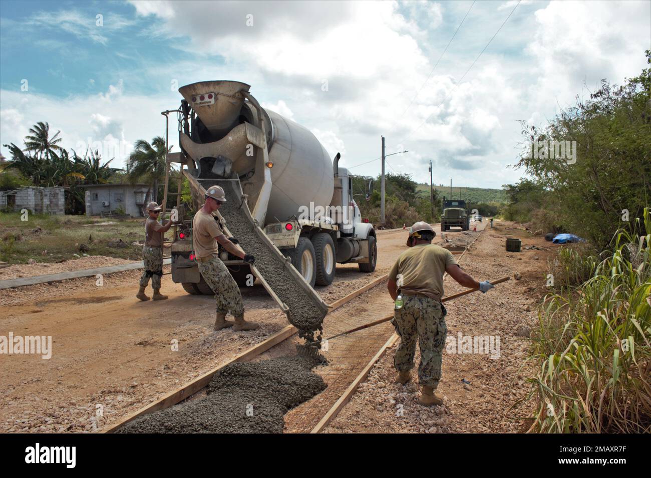 TINIAN, Commonwealth des îles Mariannes du Nord (7 juin 2022) les Seabés affectés au bataillon de construction mobile navale (NMCB) 3 terminent un projet de construction routière sur l'île de Tinian à l'appui du Bouclier vaillant 2022. Des exercices comme le Bouclier Valiant permettent aux forces interarmées du Commandement Indo-Pacifique d'intégrer des forces de toutes les branches de service pour réaliser des effets précis, létaux et écrasants multi-axes, multi-domaines qui démontrent la force et la polyvalence de la Force interarmées et notre engagement à un Indo-Pacifique libre et ouvert. (É.-U. Photos de la marine par le lieutenant Tyler Bal Banque D'Images