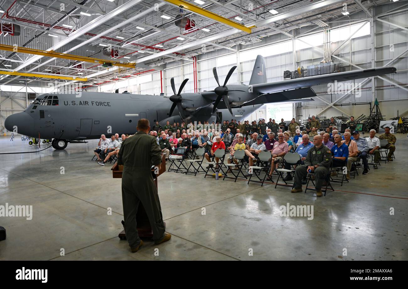 Le lieutenant-colonel Nicholas Redenius, commandant de l'escadron de transport aérien 61st, s'adresse à l'ancien membre de l'escadron de transport aérien tactique 61st lors d'une rencontre à la base aérienne de Little Rock, Arkansas, 7 juin 2022. Le TAS de 61st a tenu sa réunion anniversaire de 50th pour les membres qui ont servi au sein de l'escadron en 1970s. L'escadron a été désigné à nouveau en tant que SAPT de 61st sur 1 mai 1967, avant d'être désigné à nouveau en tant que 61st AU 1 décembre 1991. Banque D'Images