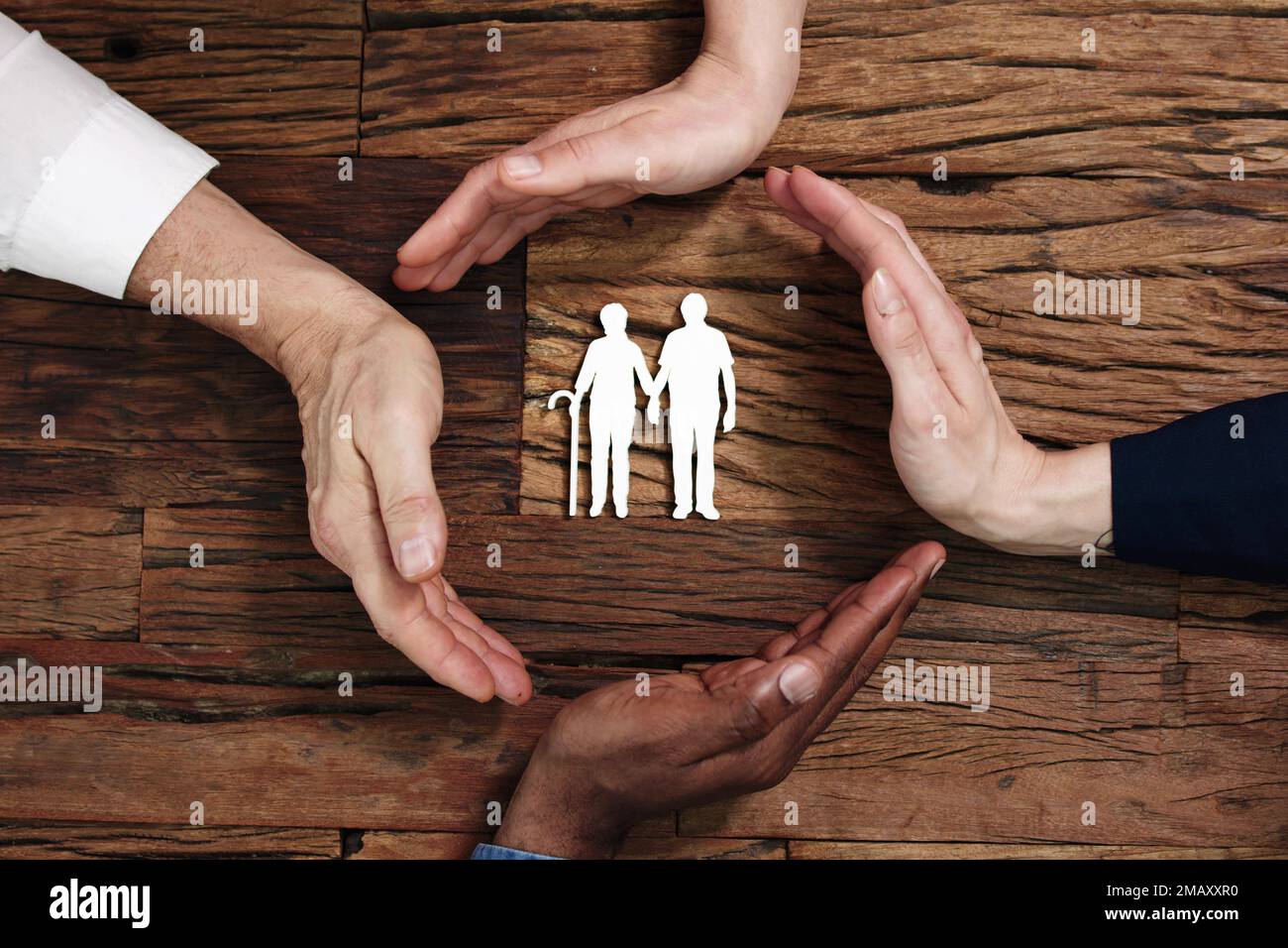 Protéger les chiffres des couples séniors et des familles à la retraite Banque D'Images