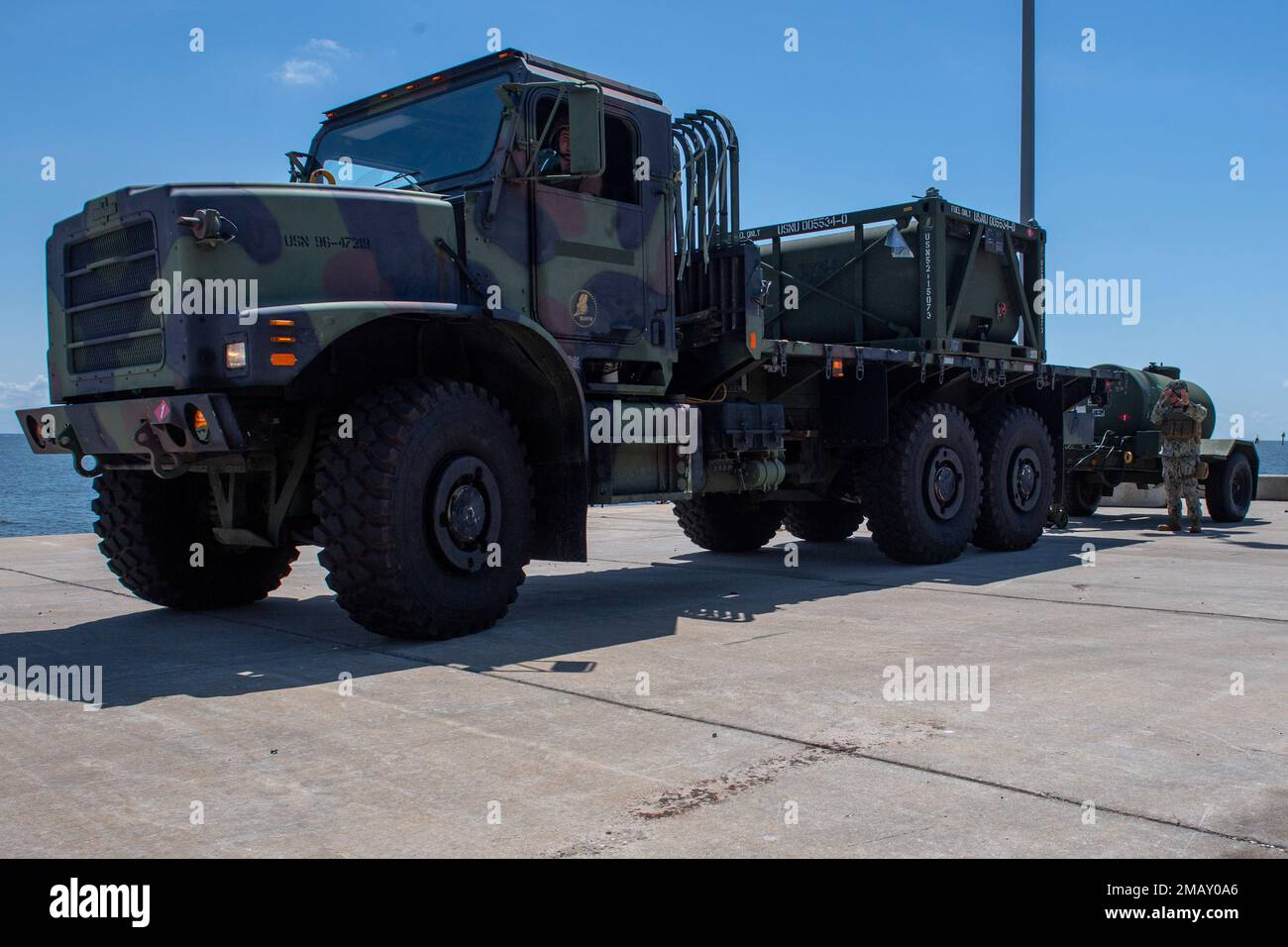 GULFPORT, divers (7 juin 2022) opérateur d'équipement 3rd classe Blake Heaton de Lufkin (Texas) et Utiliesman 3rd classe Leonardo Gandica de Lake Worth (Floride), affecté au Bataillon de construction mobile navale (NMCB) 1, exploite et dirige un remplacement de véhicule tactique moyen pendant la phase deux de l'exercice post-commandement à bord du quai de Gulfport. Le NMCB 1 mène un intense plan de formation à homeport afin d'accroître sa capacité à exécuter des opérations de construction, d'aide humanitaire et de théâtre. Banque D'Images