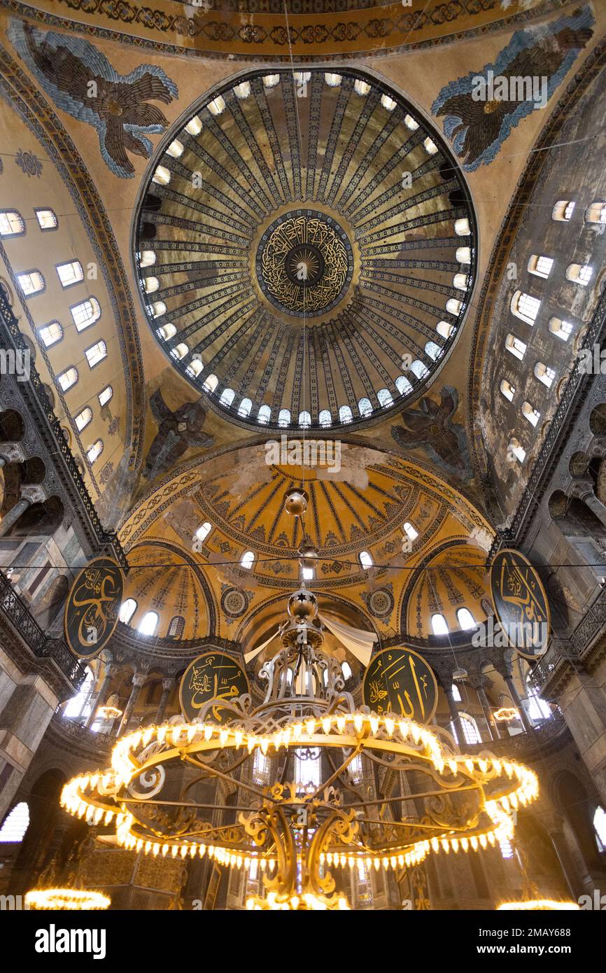 Istanbul, Turquie. Architecture d'intérieur, détails, décorations de Sainte-Sophie avec objectif grand angle. Construit par les Byzantins comme une cathédrale, Banque D'Images