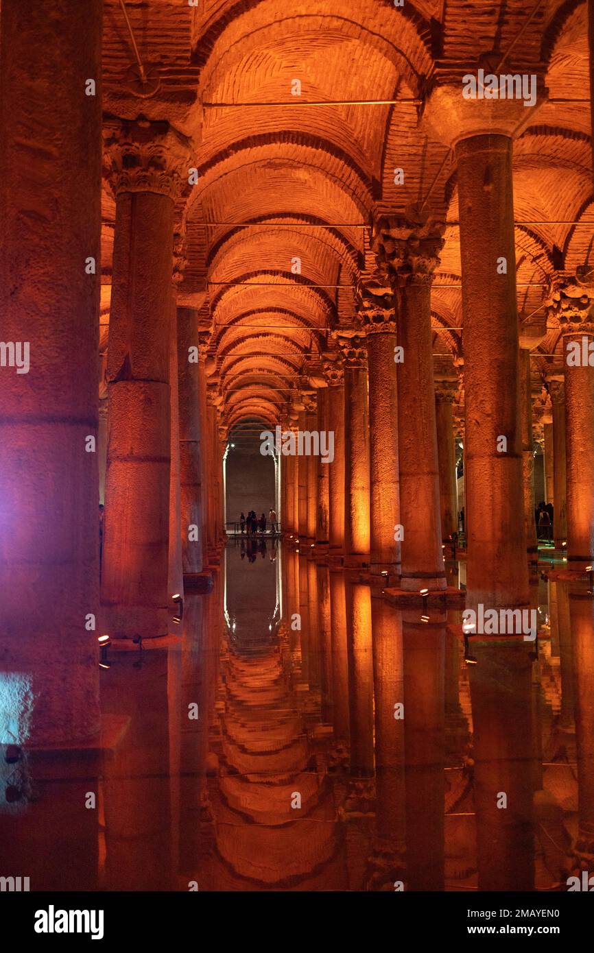 La Citerne Basilique est la plus grande de plusieurs centaines de Citernes anciennes sous la ville d'Istanbul, Turquie. Banque D'Images