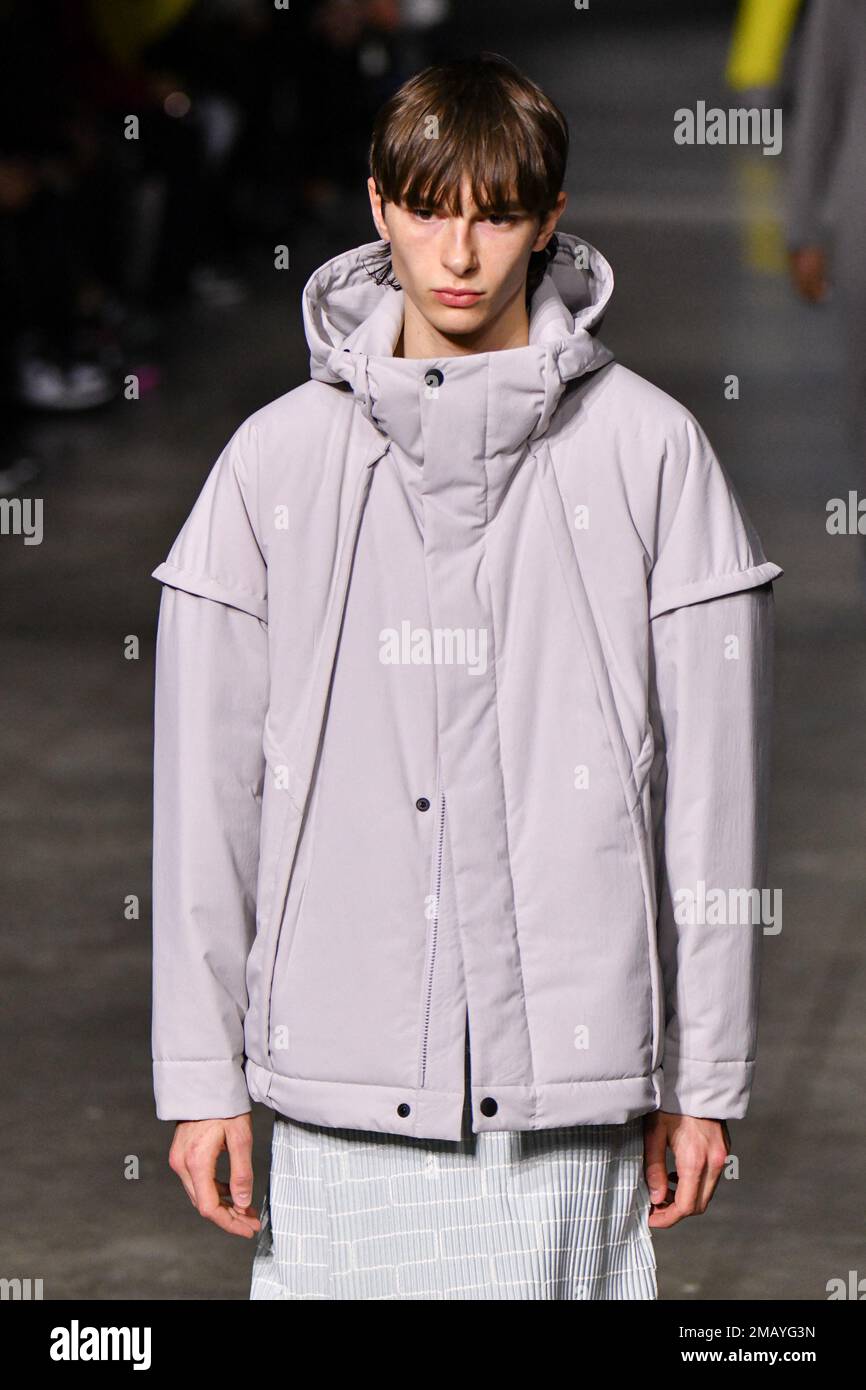 Un modèle marche sur la piste pendant la semaine de la mode de Paris Issey Miyake salon de