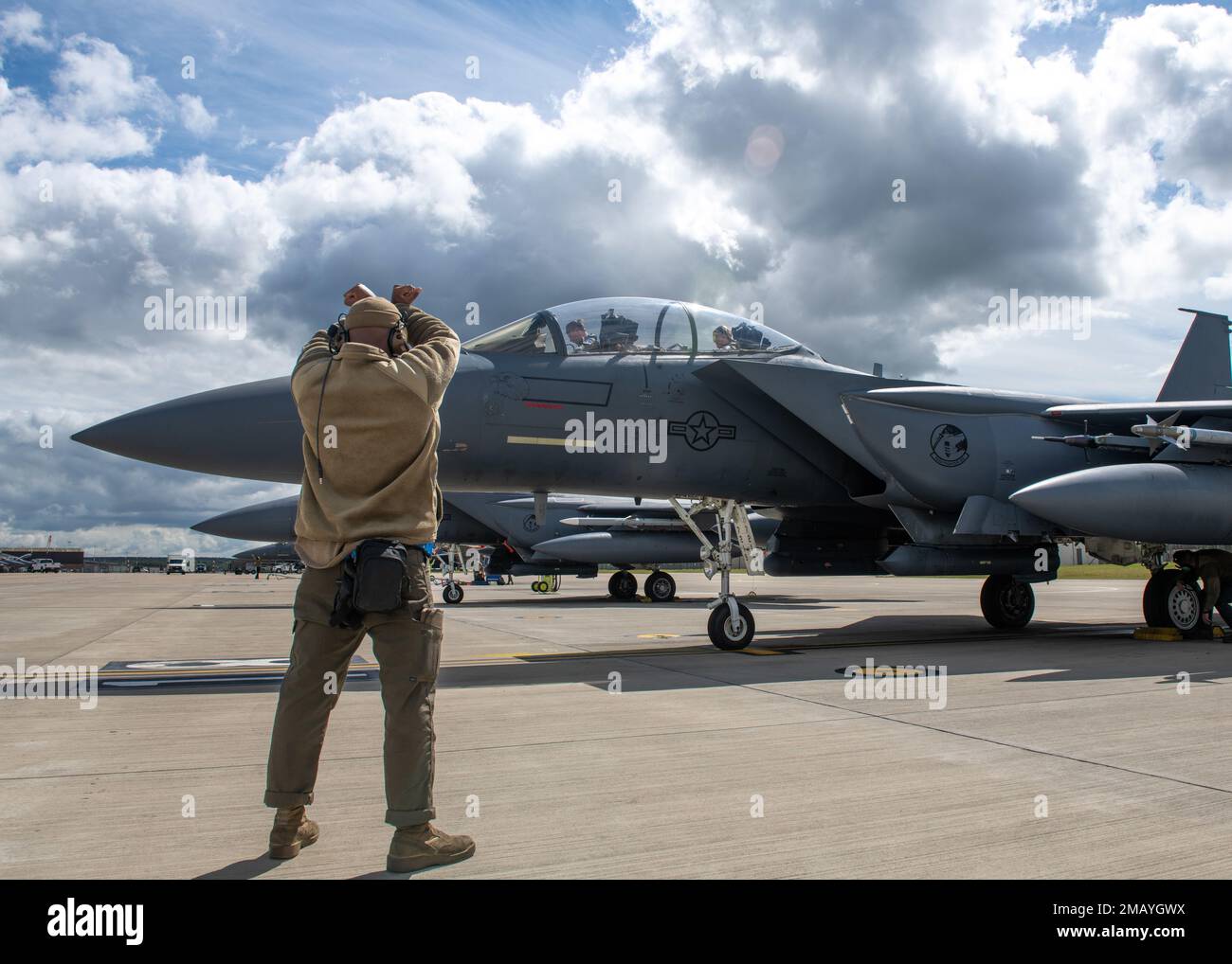 ÉTATS-UNIS Le sergent d'état-major de la Force aérienne Tahraun Sibley, un artisan avionique affecté à l'unité d'entretien des aéronefs 492nd, signale un aigle de grève F-15E après une opération de vol de routine à la Royal Air Force Lakenheath, en Angleterre, au 8 juin 2022. La 48th Fighter Wing effectue des opérations de vol routinières afin de fournir une capacité de combat réactive pour défendre les alliés de l'OTAN et renforcer la sécurité régionale. Banque D'Images