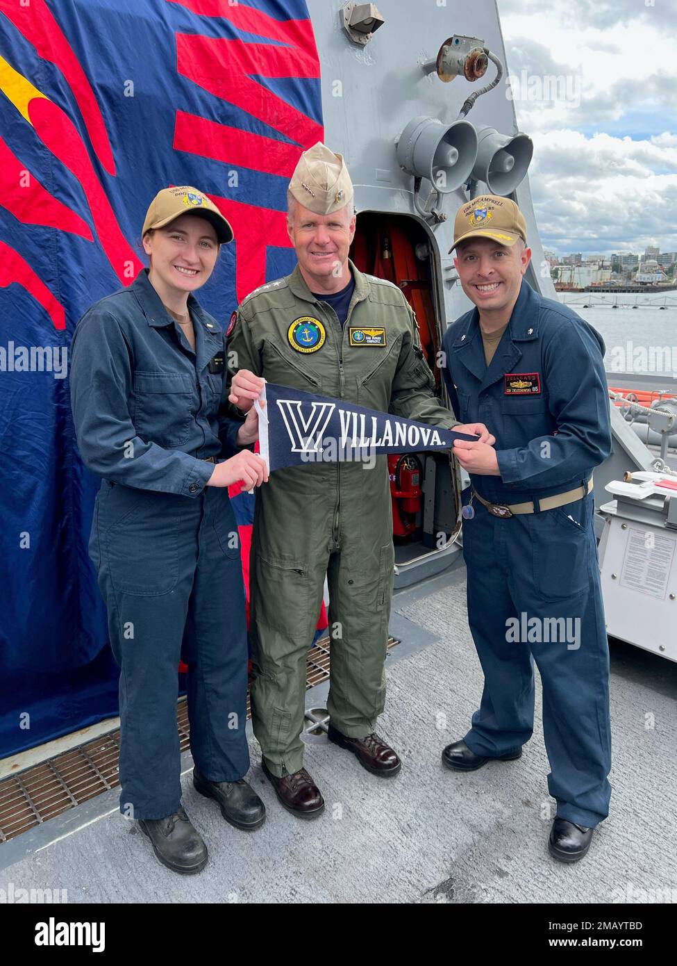 EVERETT, Washington (8th juin 2022)- le SMA Samuel Paparo, commandant, États-Unis Pacific Fleet, pose pour une photo avec un autre élève de l'Université de Villanova, Cmdr. Steven Zielechowski, commandant, USS McCampbell (DDG 85), et Ensign Natalie Houser à bord du navire. Paparo a obtenu son diplôme en 1987, suivi de Cmdr. Zielechowski 17 ans plus tard en 2004, et Ensign Houser 17 ans plus tard en 2021. McCampbell est actuellement pierside dans son homeport d'Everett, Washington. Banque D'Images