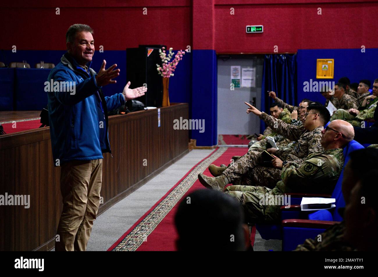 Les dirigeants militaires des nations participant à l'exercice Khaan Quest 2022 participent à la formation sur les commandes d'opérations dans la zone d'entraînement de Five Hills, Mongolie, 8 juin 2022. Le personnel combiné est composé du 1 MONBATT et du 2nd Bataillon mongol des forces spéciales, du 387th Bataillon de la police militaire et du personnel de l'Australie, de la France, du Canada, de l'Allemagne, de l'Inde, Suède, Singapour et Corée du Sud. Banque D'Images