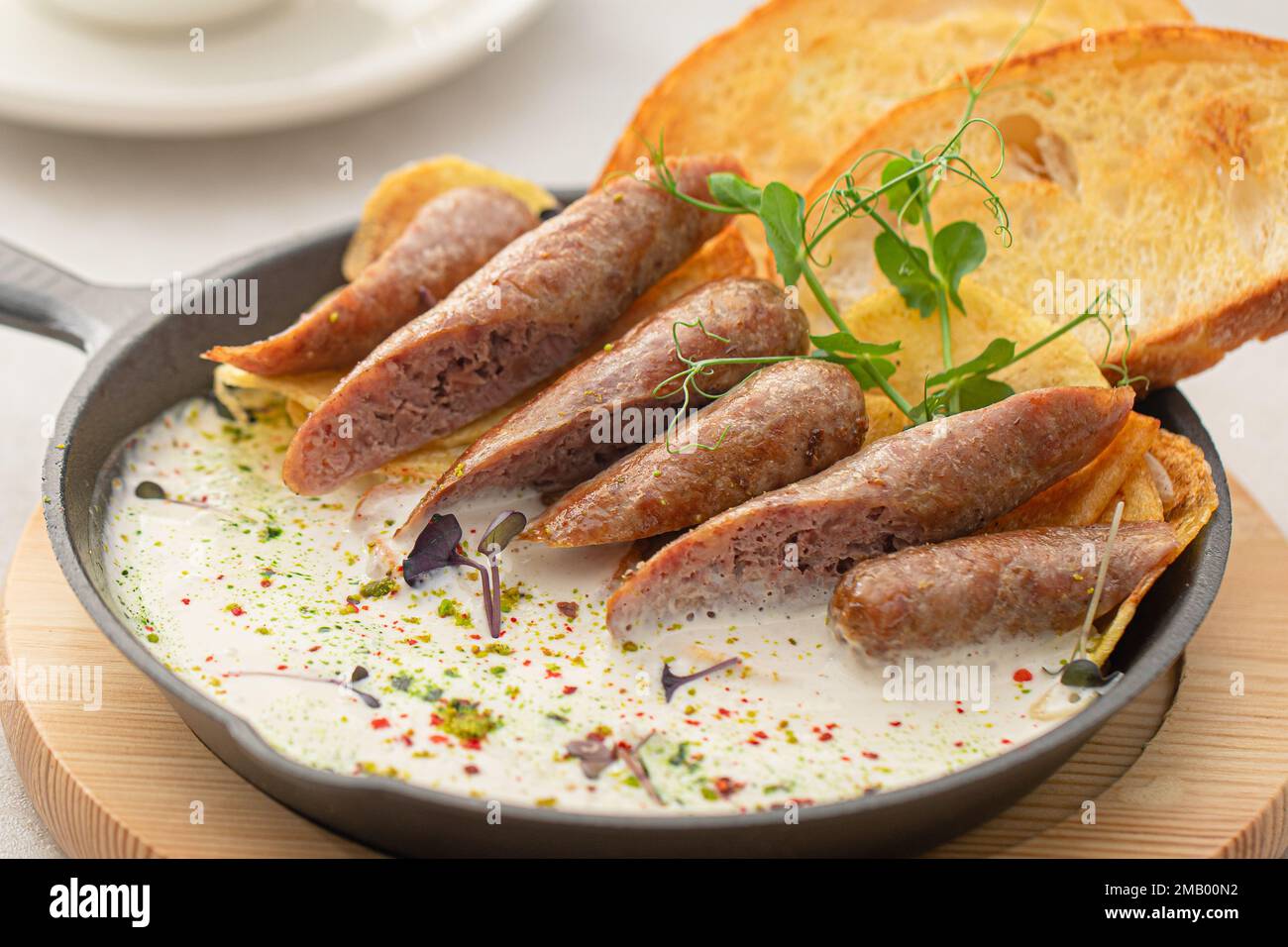 Petit déjeuner avec saucisses et sauce crème Banque D'Images