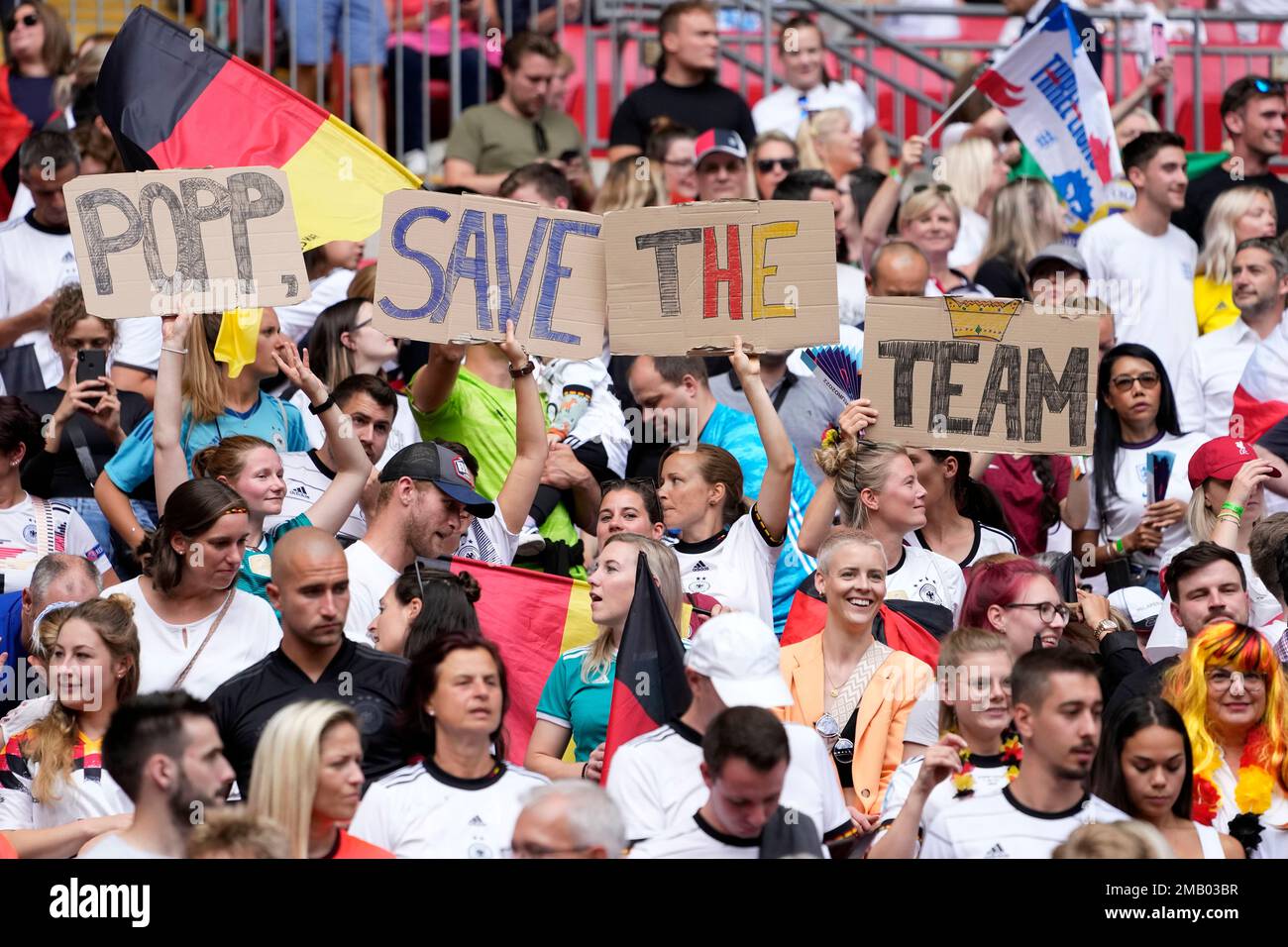 Germany fans hold a sign for Germany's Alexandra Popp during the Women's Euro 2022 final soccer match between England and Germany at Wembley stadium in London, Sunday, July 31, 2022. (AP Photo/Alessandra Tarantino) Banque D'Images