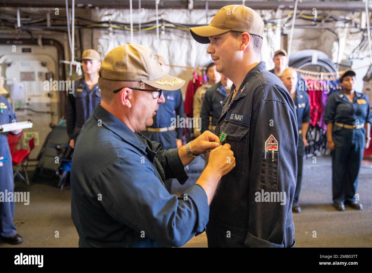 GOLFE D'ADEN (8 juin 2022) Cmdr. Scott Whitman, commandant du navire de combat littoral USS Sioux City (LCS 11), remet la Médaille de la performance de la Marine à Engineman classe 2nd Joshua Foote, 8 juin. Sioux City est déployée dans la zone d'opérations de la flotte américaine 5th afin d'assurer la sécurité et la stabilité maritimes dans la région du Moyen-Orient. Banque D'Images
