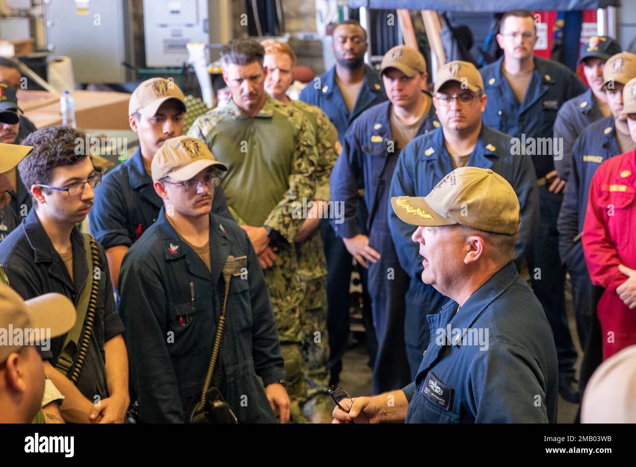GOLFE D'ADEN (8 juin 2022) Cmdr. Scott Whitman, commandant du navire de combat littoral USS Sioux City (LCS 11), parle à l'équipage lors d'un appel à mains libres, 8 juin. Sioux City est déployée dans la zone d'opérations de la flotte américaine 5th afin d'assurer la sécurité et la stabilité maritimes dans la région du Moyen-Orient. Banque D'Images