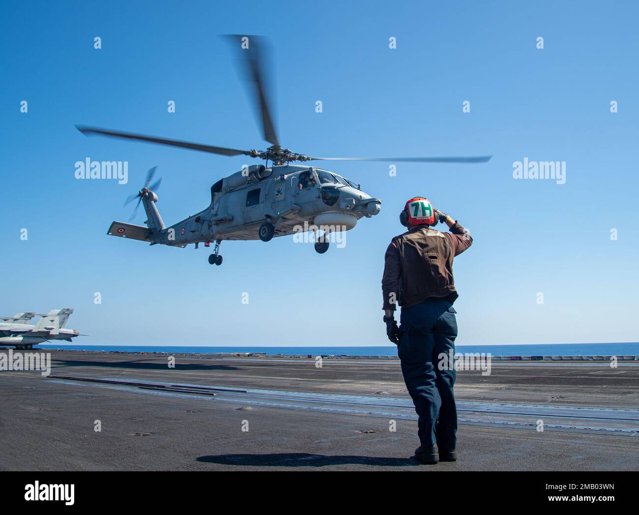 220608-N-BP862-3222 MER MÉDITERRANÉE (8 juin 2022) Un hélicoptère turc SH-60B déchaîne du pont de vol de l'USS Harry S. Truman (CVN 75), 8 juin 2022. Le groupe de grève des transporteurs Harry S. Truman est en cours de déploiement aux États-Unis Marine Forces Europe zone d'opérations, employée par les États-Unis Sixième flotte pour défendre les intérêts des États-Unis, des alliés et des partenaires. Banque D'Images