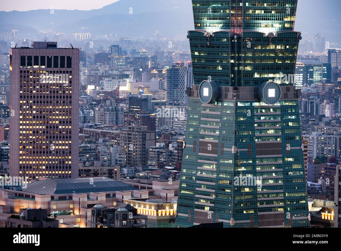 Vue rapprochée de la ville de Taipei illuminée au coucher du soleil. Vue imprenable depuis le Mont Elephant à Taipei, Taïwan. Banque D'Images