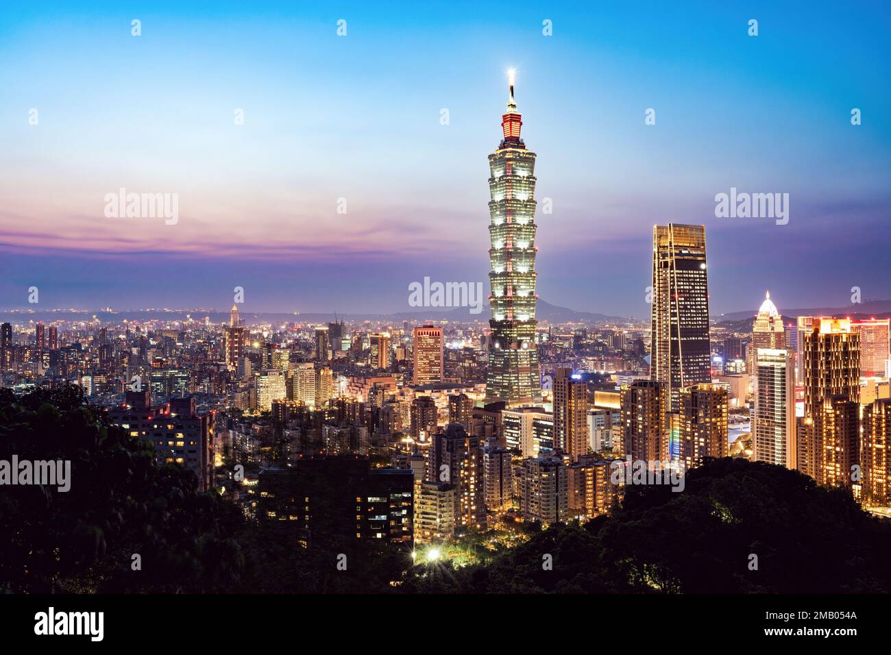 Vue d'en haut, vue aérienne imprenable sur la ville de Taipei illuminée au coucher du soleil. Vue panoramique depuis le mont Elephant à Taipei, Taïwan. Banque D'Images