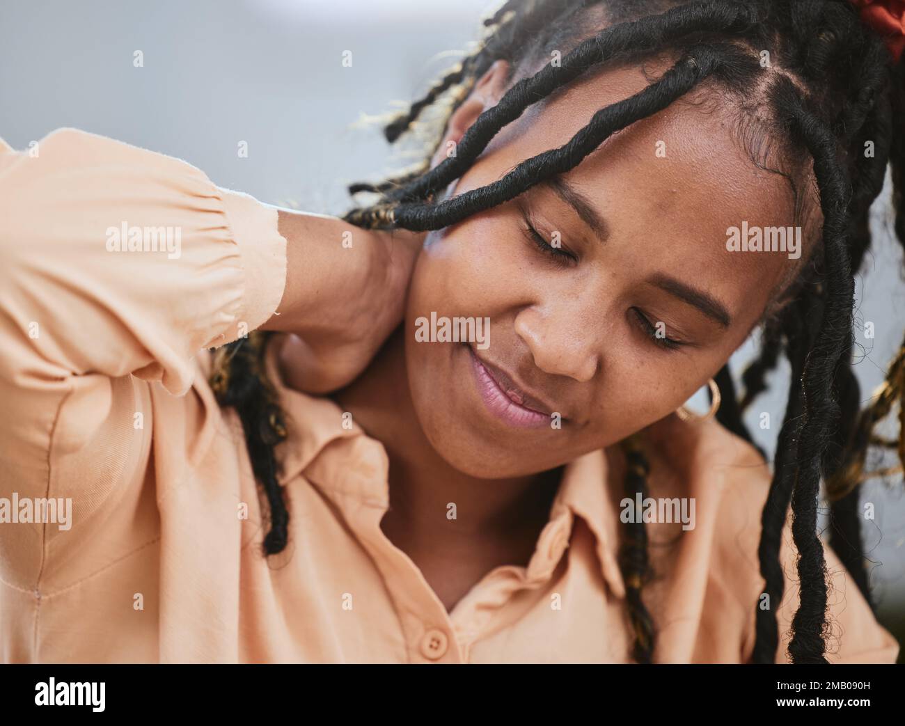 Stress, épuisement et douleur au cou avec une femme noire frottant son muscle tout en souffrant d'anxiété ou de pression. Santé mentale, anatomie et blessure avec un Banque D'Images