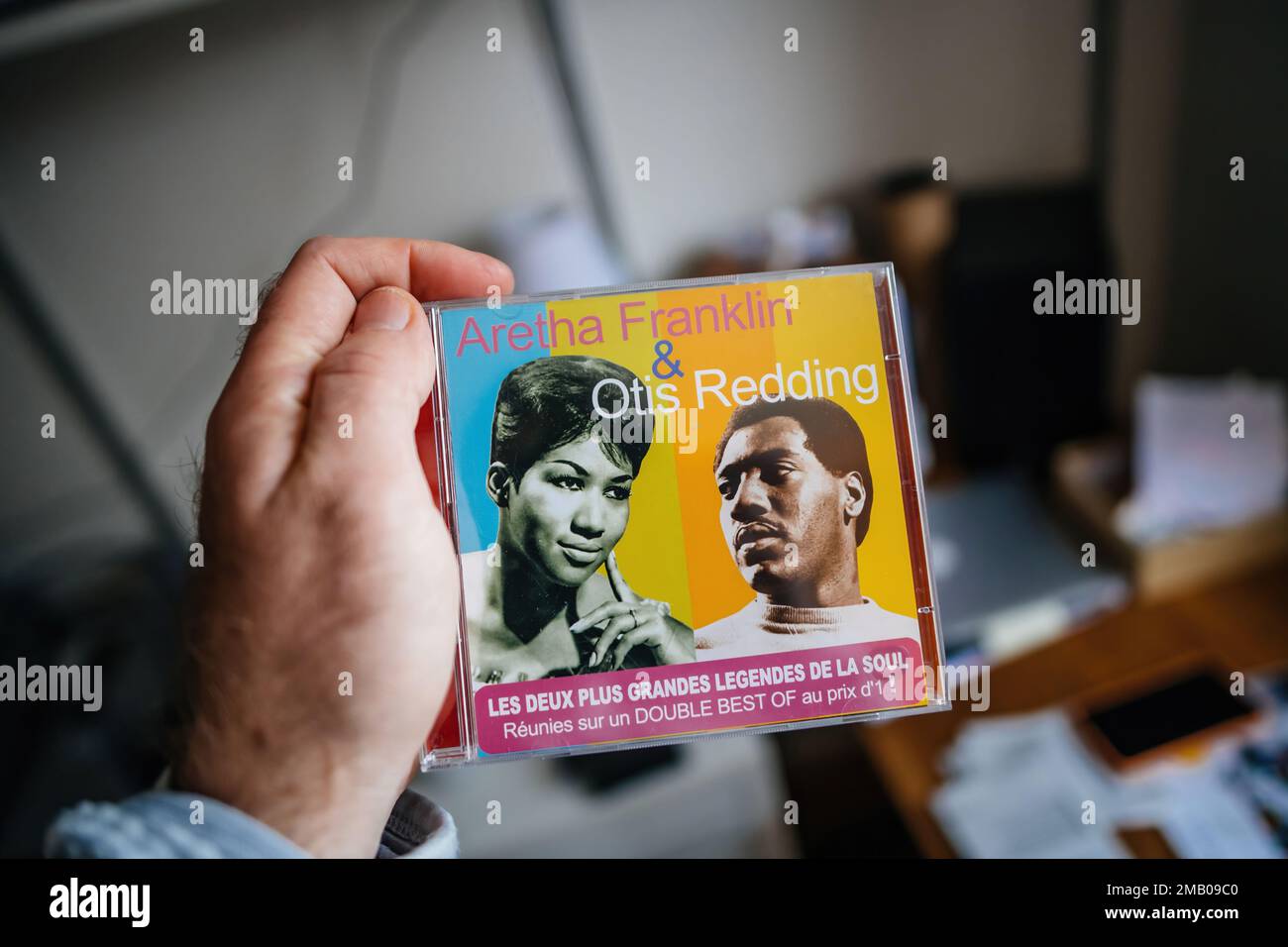 Paris, France - 16 janvier 2023 : la main audiophile mâle POV tient le nouveau CD de jazz Aretha Franklin et Otis Redding Banque D'Images