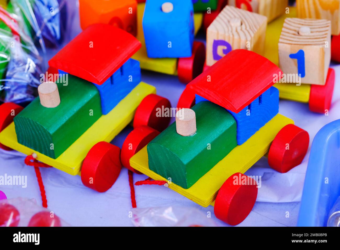 Jouets traditionnels faits main colorés en bois, jouets en bois, famille, foyer sélectif. Banque D'Images