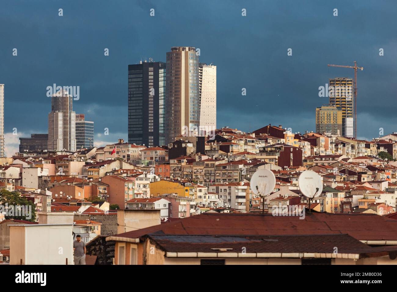 Paysage urbain de la partie européenne d'Istanbul. La partie moderne de la ville avec des tours d'affaires de sociétés internationales, gratte-ciel. Istanbul, Tur Banque D'Images