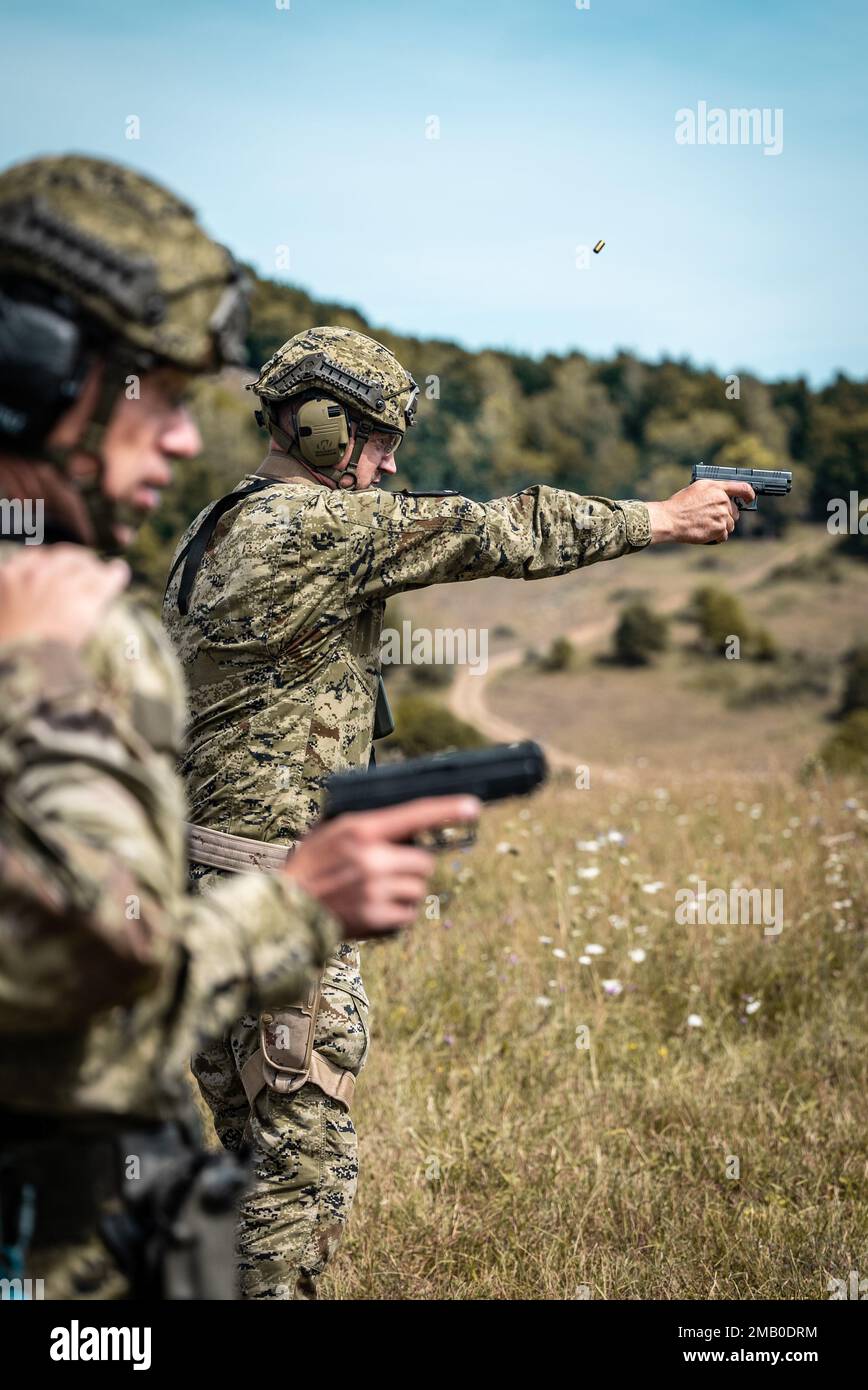 Des soldats croates participent au concours européen de l'équipe de tireurs d'élite à la zone d'entraînement de Hohenfels, en Allemagne, le 7 août 2022. Le concours annuel de l'équipe européenne Best Sniper est un concours américain Concours de l'armée européenne et de l'Afrique qui teste les compétences en matière de stratégie de tir, les prouesses physiques et l'agilité mentale tout en développant des relations et en partageant les compétences entre les équipes de sniper à travers l'Europe. Banque D'Images