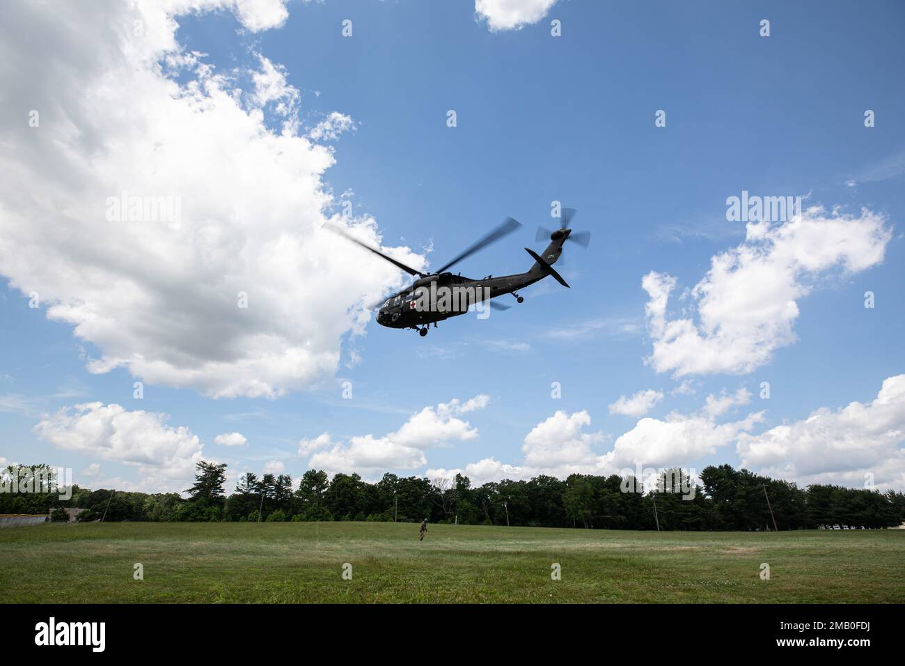 Un hélicoptère Black Hawk UH-60L de la Garde nationale du New Jersey avec le détachement 1, Compagnie C, 1-171st MEDEVAC vole pendant une classe de centre d'entraînement de simulation médicale sur la base commune McGuire-dix-Lakehurst, New Jersey, 9 juin 2022. Le centre de formation à la simulation médicale offre une formation de pointe pour aider les étudiants à acquérir des compétences dans le traitement de tous les domaines de traumatologie et de scénarios médicaux de base. Banque D'Images