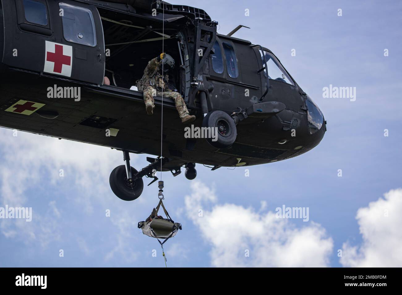 Un hélicoptère Black Hawk UH-60L de la Garde nationale du New Jersey avec le détachement 1, Compagnie C, 1-171st MEDEVAC vole pendant une classe de centre d'entraînement de simulation médicale sur la base commune McGuire-dix-Lakehurst, New Jersey, 9 juin 2022. Le centre de formation à la simulation médicale offre une formation de pointe pour aider les étudiants à acquérir des compétences dans le traitement de tous les domaines de traumatologie et de scénarios médicaux de base. Banque D'Images